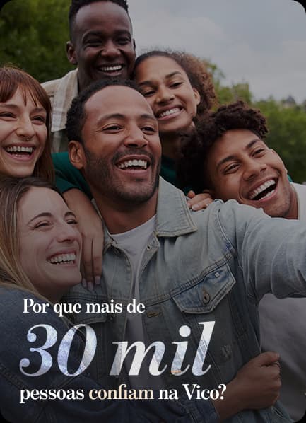 Grupo sorrindo em um retrato com a mensagem de que mais de 30 mil pessoas confiam na Vico